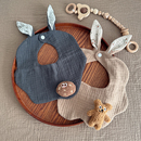 婴儿纯棉纱布围嘴四层柔软围兜防吐奶洋气卡通玩偶口水巾绉布薄款