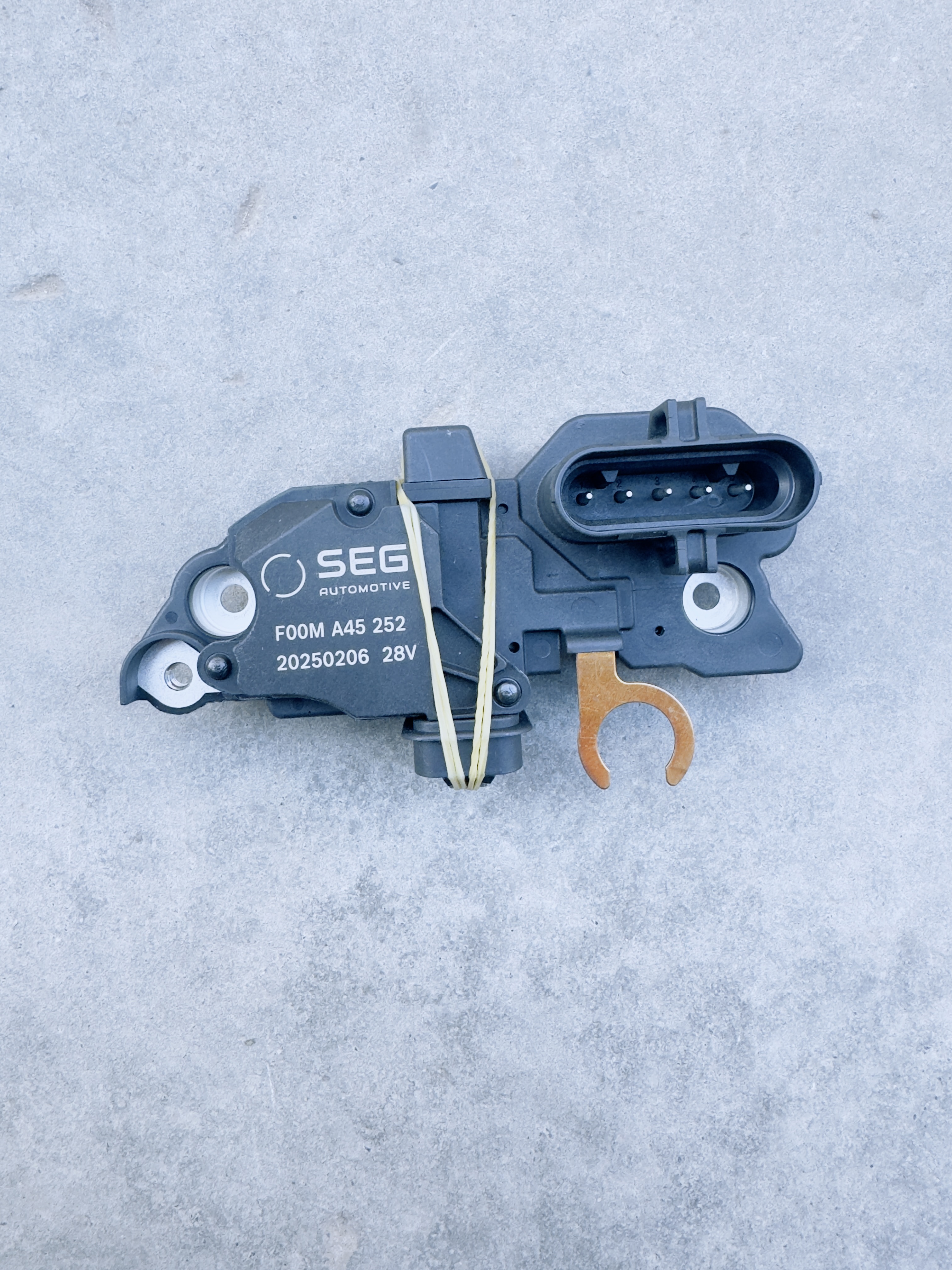 客车配件适用于中联吊车客车发电机调节器150A120A 博士发电机