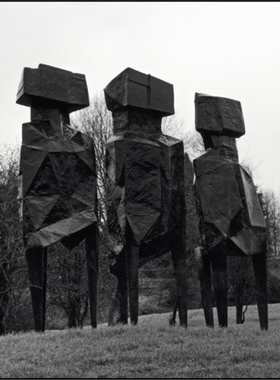 预订Lynn Chadwick the Sculptures at Lypiatt Park