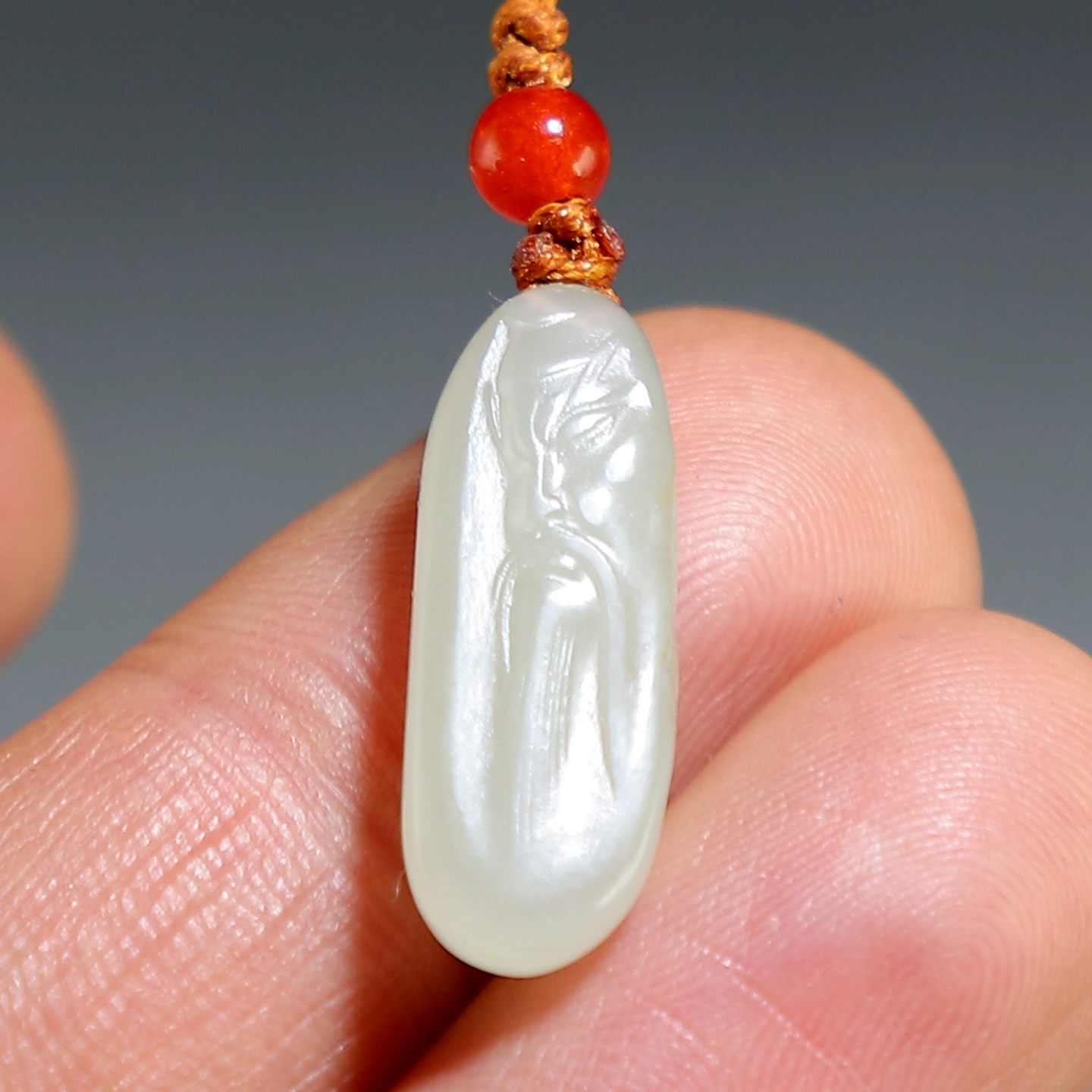 【武财神】新疆和田玉关公手机吊坠天然青白玉带矿缺挂件楼叔孤品