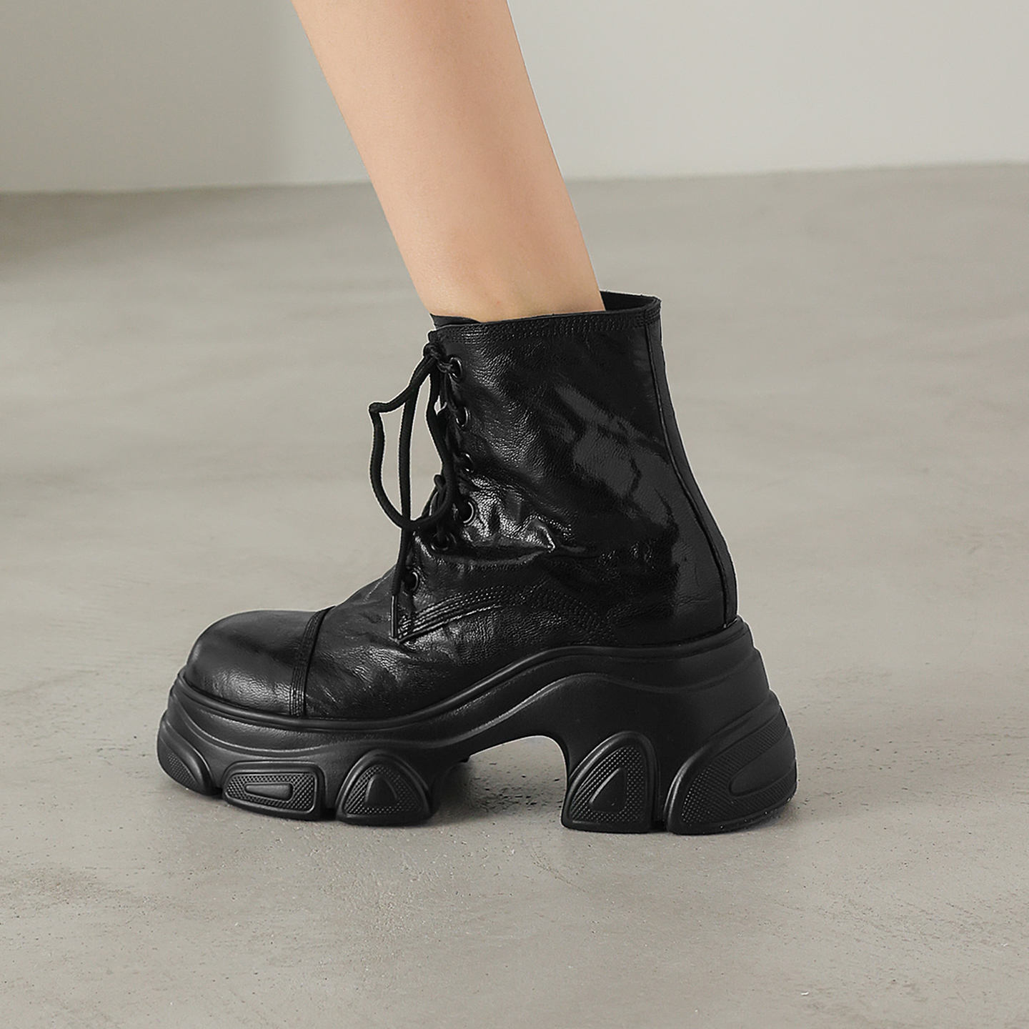 简约圆头短筒系带侧拉链马丁靴