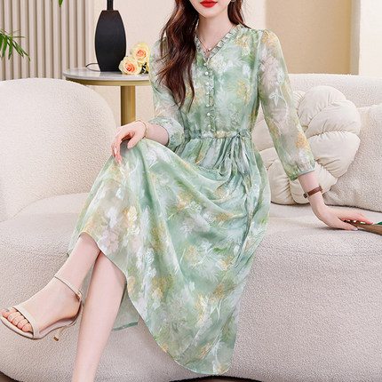 春天绿色碎花雪纺连衣裙2026新款高级时尚V领抽绳腰显瘦大码女装