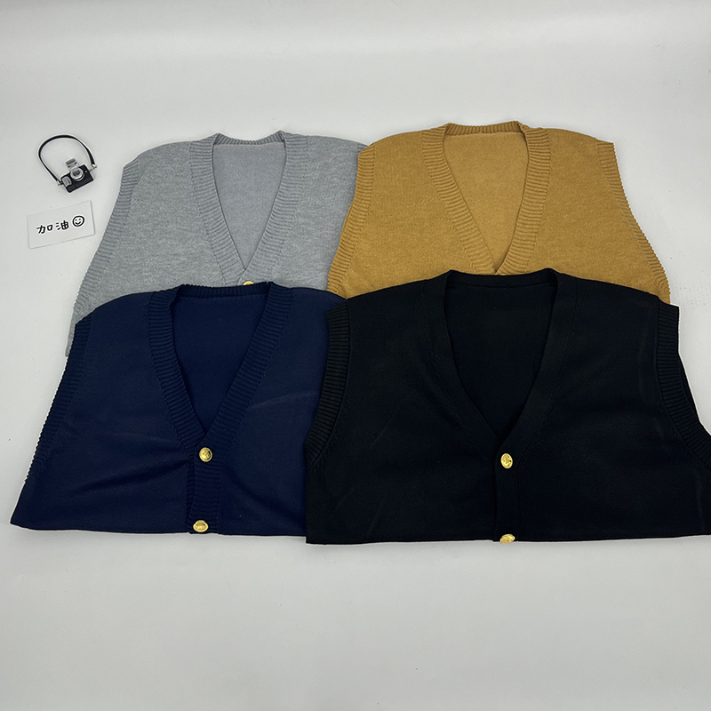 青月社V领金属纽扣背心毛衣