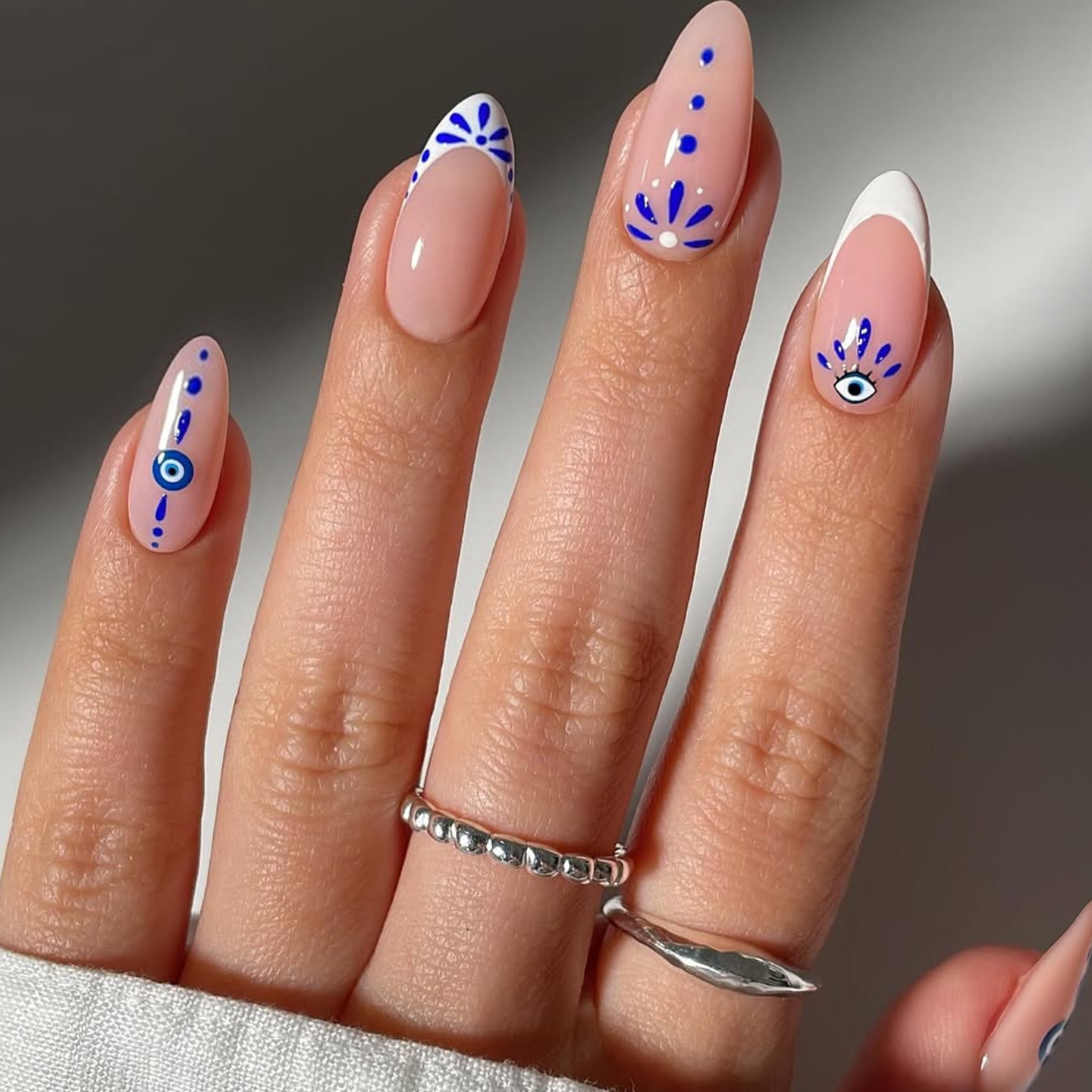 蓝白图腾法式穿戴甲宝蓝眼睛跨境欧美风假指甲成品杏仁尖头美甲贴