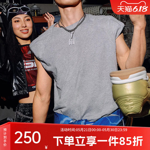 阿迪达斯男款休闲运动短袖
