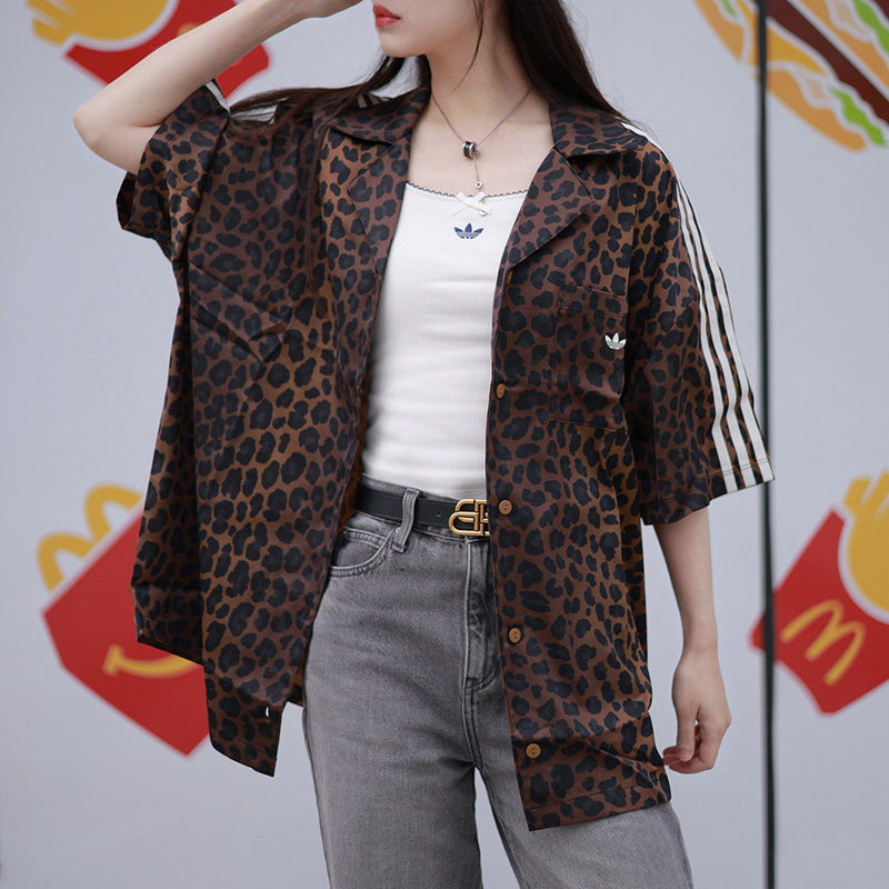 阿迪达斯三叶草女装夏季新款休闲豹纹印花运动短袖翻领衬衫KA2678