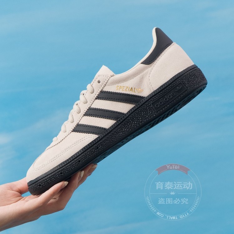 阿迪达斯情侣运动板鞋