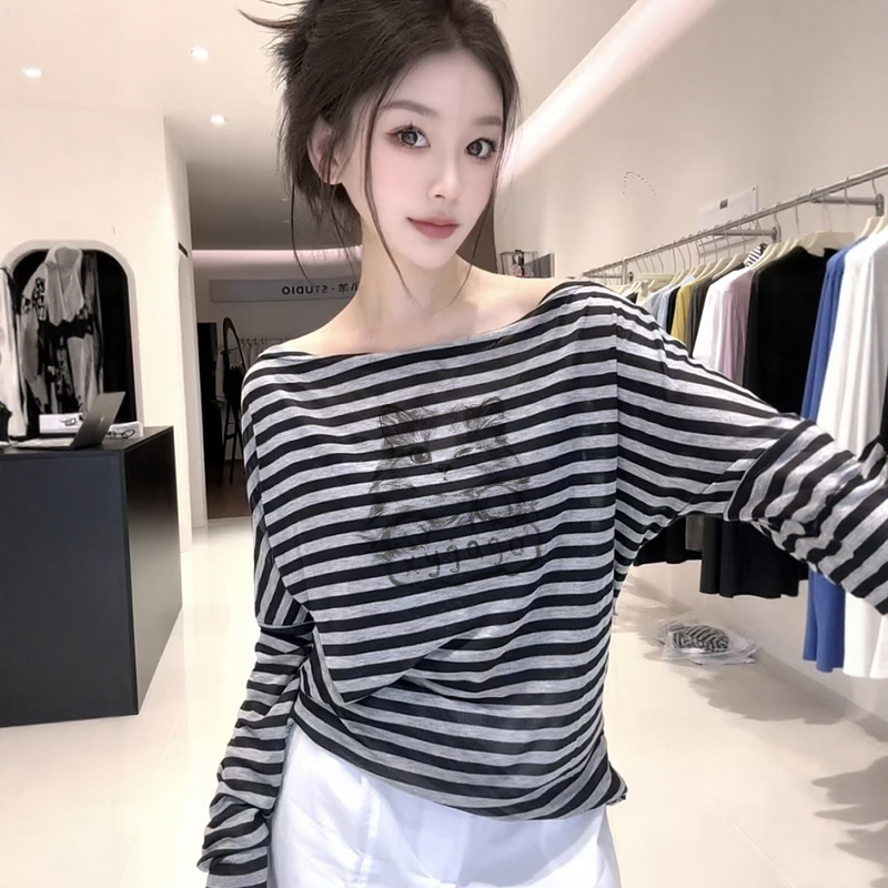 超好看条纹拼接一字肩长袖T恤女