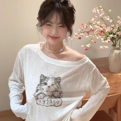 白色斜领露肩小猫印花长袖t恤女