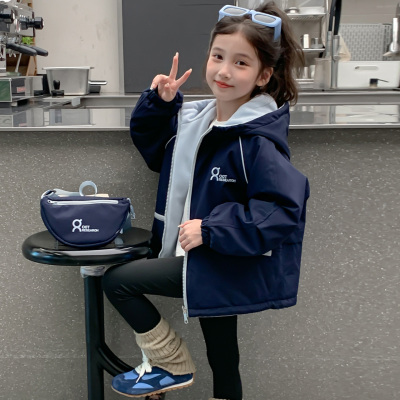 女童秋装外套2025新款儿童女孩秋冬两面穿加绒加厚连帽字母冲锋衣