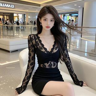 纯欲法式性感辣妹蕾丝拼接连衣裙秋冬款v领褶皱修身显瘦黑色短裙