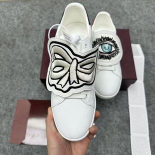 欧洲2026新款大眼睛蝴蝶结刺绣卡扣小白鞋潮流百搭耐磨情侣板鞋