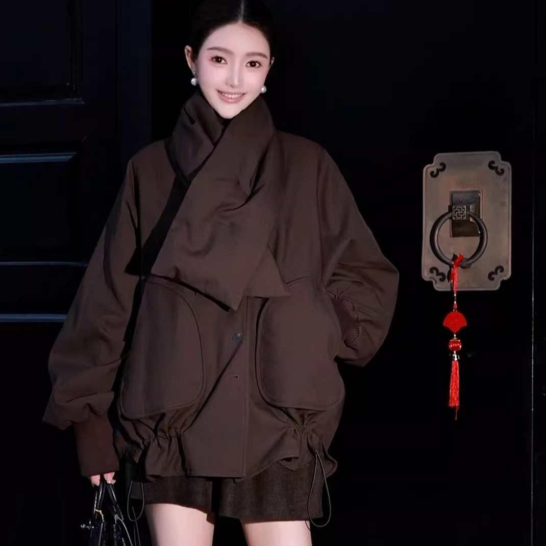 2025冬季高级配围巾V领羽绒服女士宽松鹅绒面包服加厚外套大衣