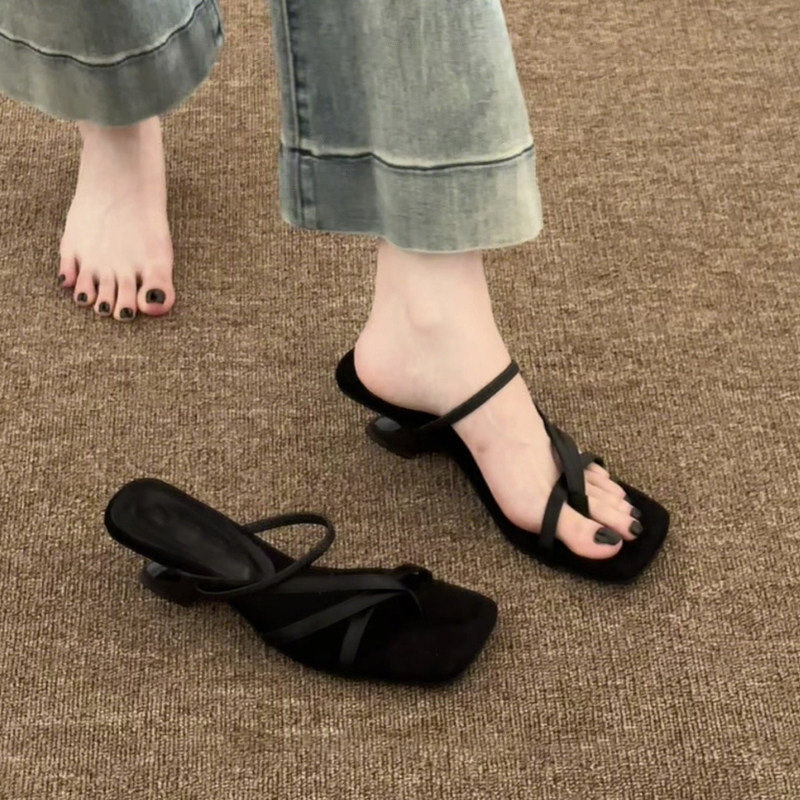 黑色细带夹趾凉鞋女夏季外穿2026新款简约气质方头一字带高跟凉鞋
