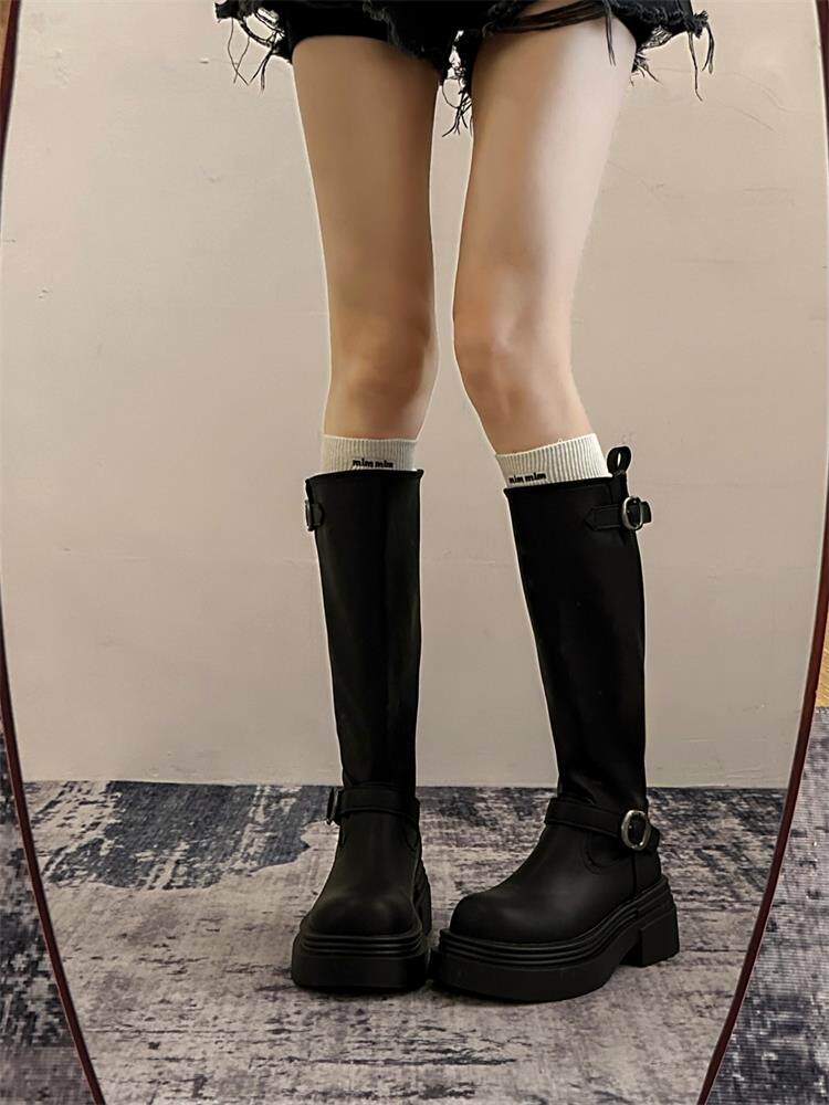 작은 여성을 위한 검은색 벨트 버클 부츠 2024 가을 겨울 새로운 고조되고 슬림하지만 무릎 높이의 기사 부츠는 아닙니다