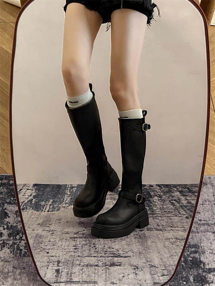 작은 여성을 위한 검은색 벨트 버클 부츠 2024 가을 겨울 새로운 고조되고 슬림하지만 무릎 높이의 기사 부츠는 아닙니다