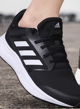 阿迪达斯跑步鞋男夏季新款黑武士男鞋透气网面缓震运动鞋FW5717