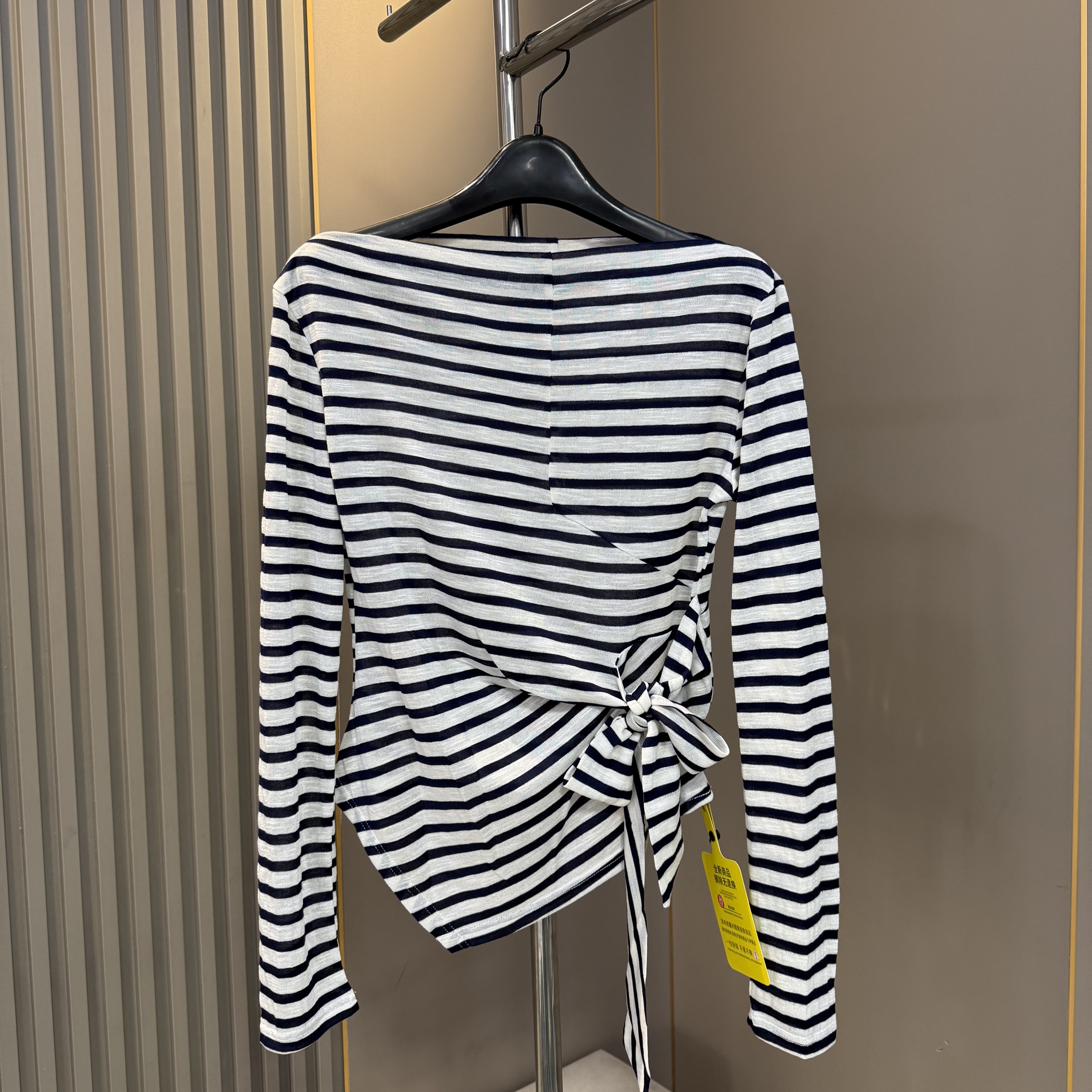 欧货2026春新款时尚不规则条纹拼接一字肩收腰长袖T恤女时髦上衣