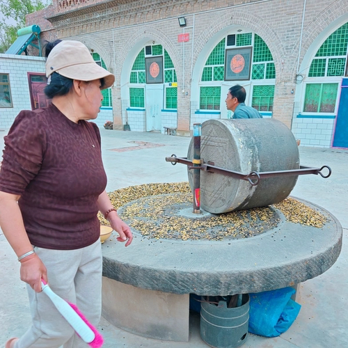 陕北农户家煮粥黑豆钱钱黑豆煮粥