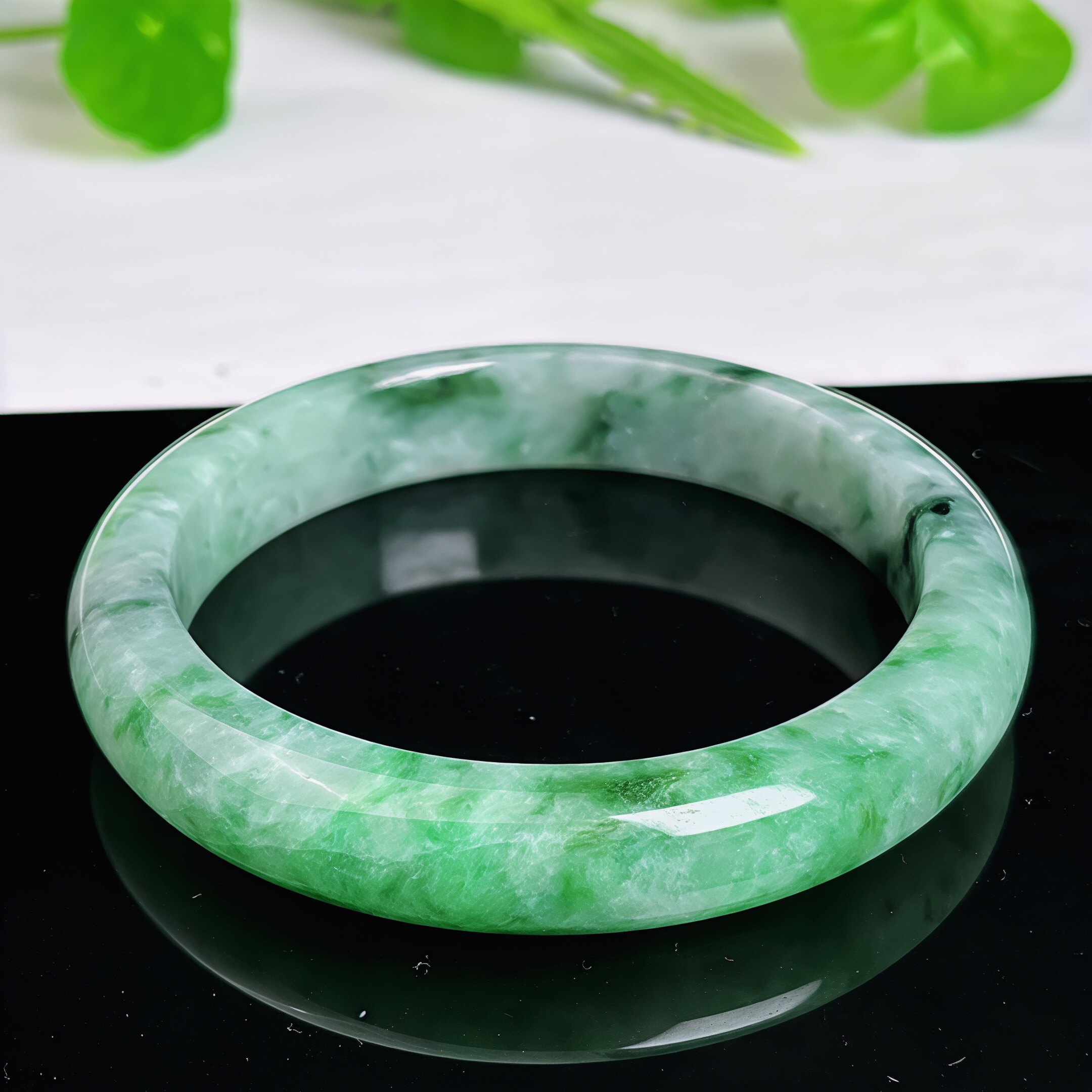 缅甸水润飘绿花翡翠手镯圆条玉镯子女款正圈