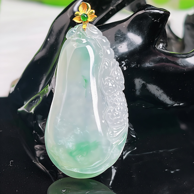 缅甸天然翡翠吊坠18k金镶嵌绿色福瓜玉石雕刻颈饰带证书