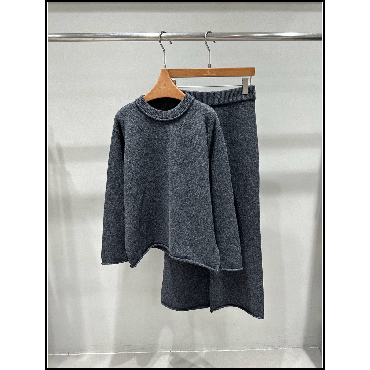 极简风圆领100%羊毛针织衫