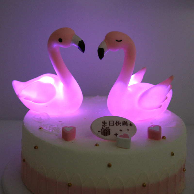 10只火烈鸟带灯装饰女孩生日蛋糕