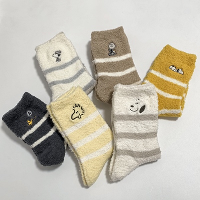 日单 可爱卡通史努比毛绒刺绣 成人袜子 中筒袜