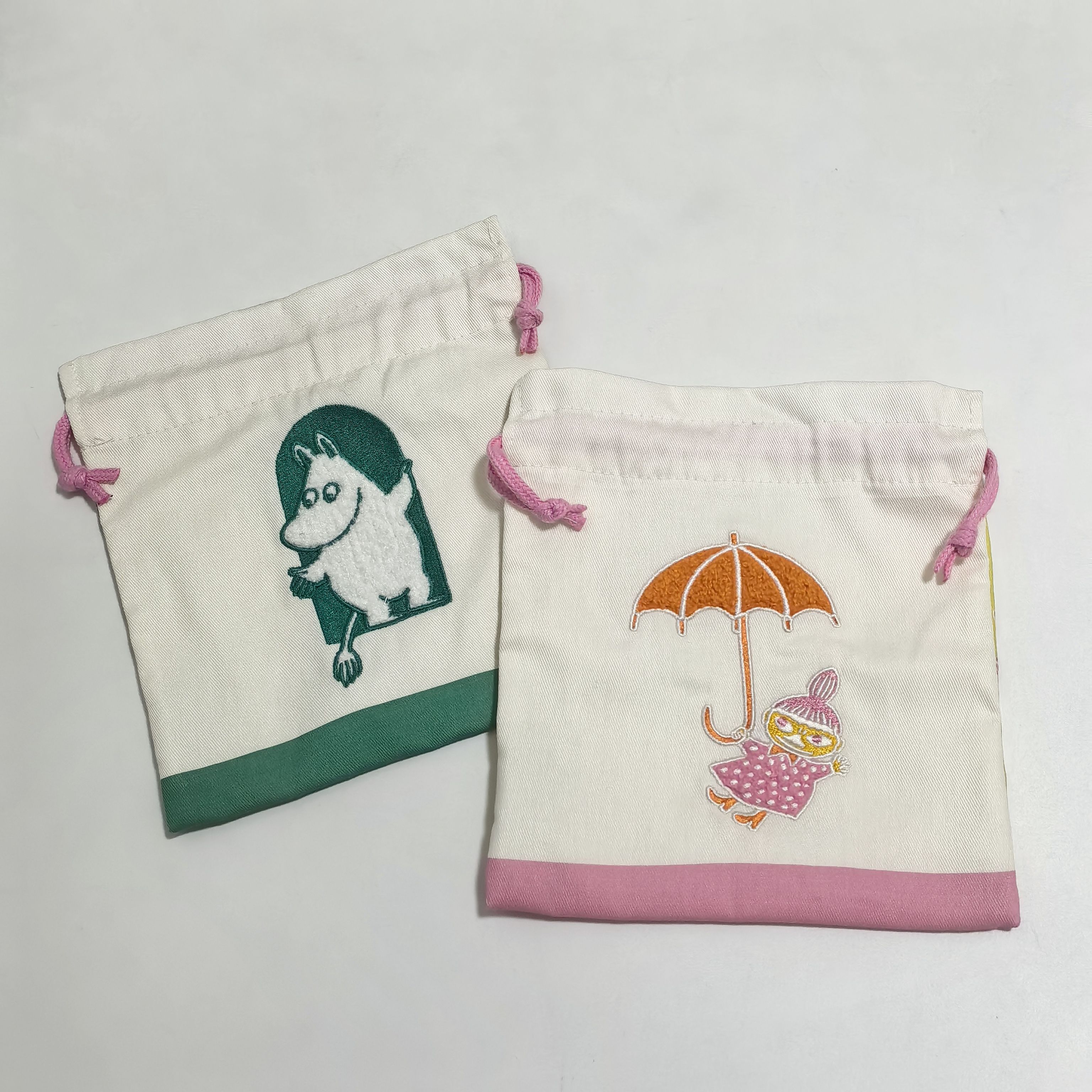 日单可爱卡通河马精灵80周年纪念亚美毛绒刺绣束口袋抽绳收纳包