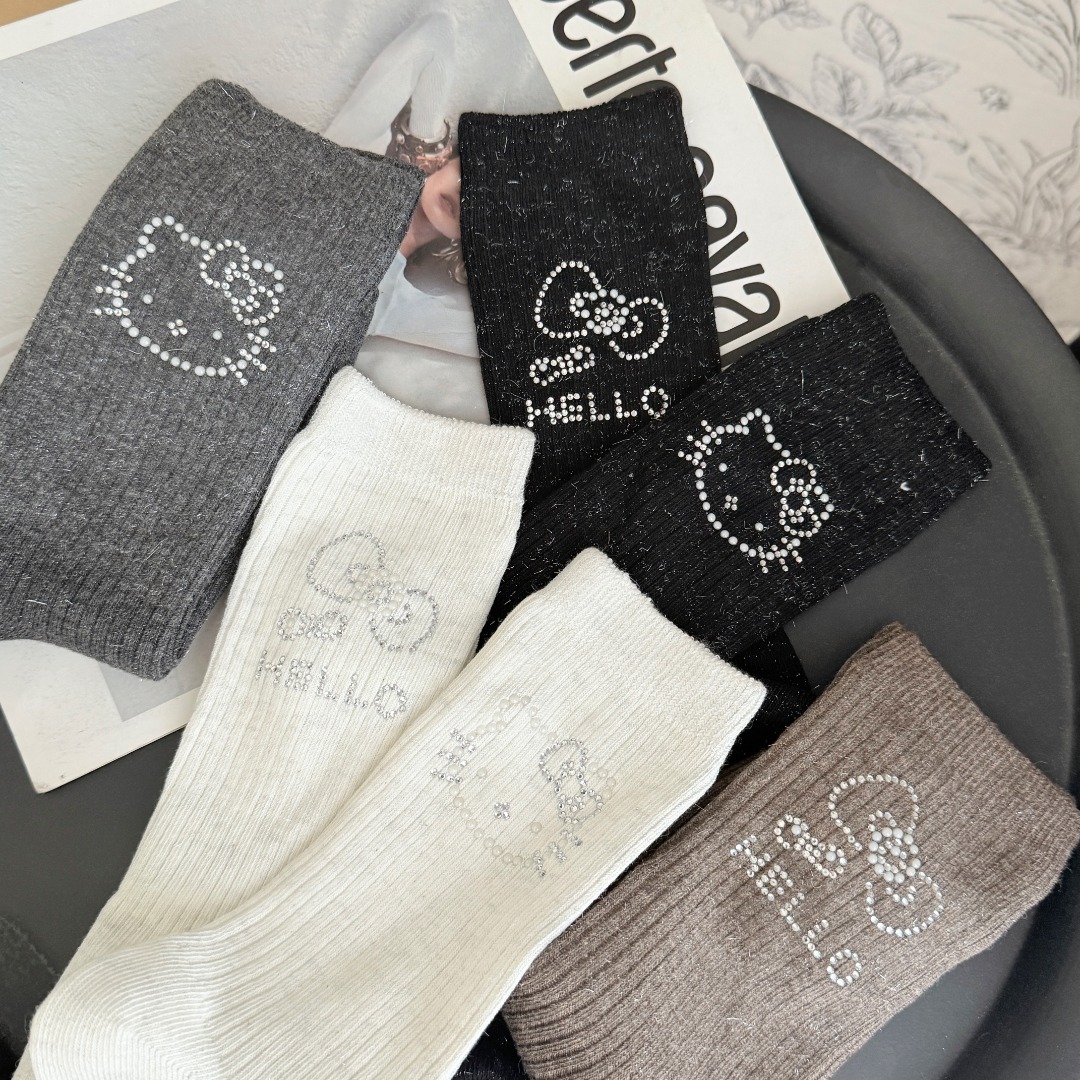 【2双包邮】欧货秋冬新款AB面卡通烫钻Kt猫蝴蝶结亮闪银丝中筒袜