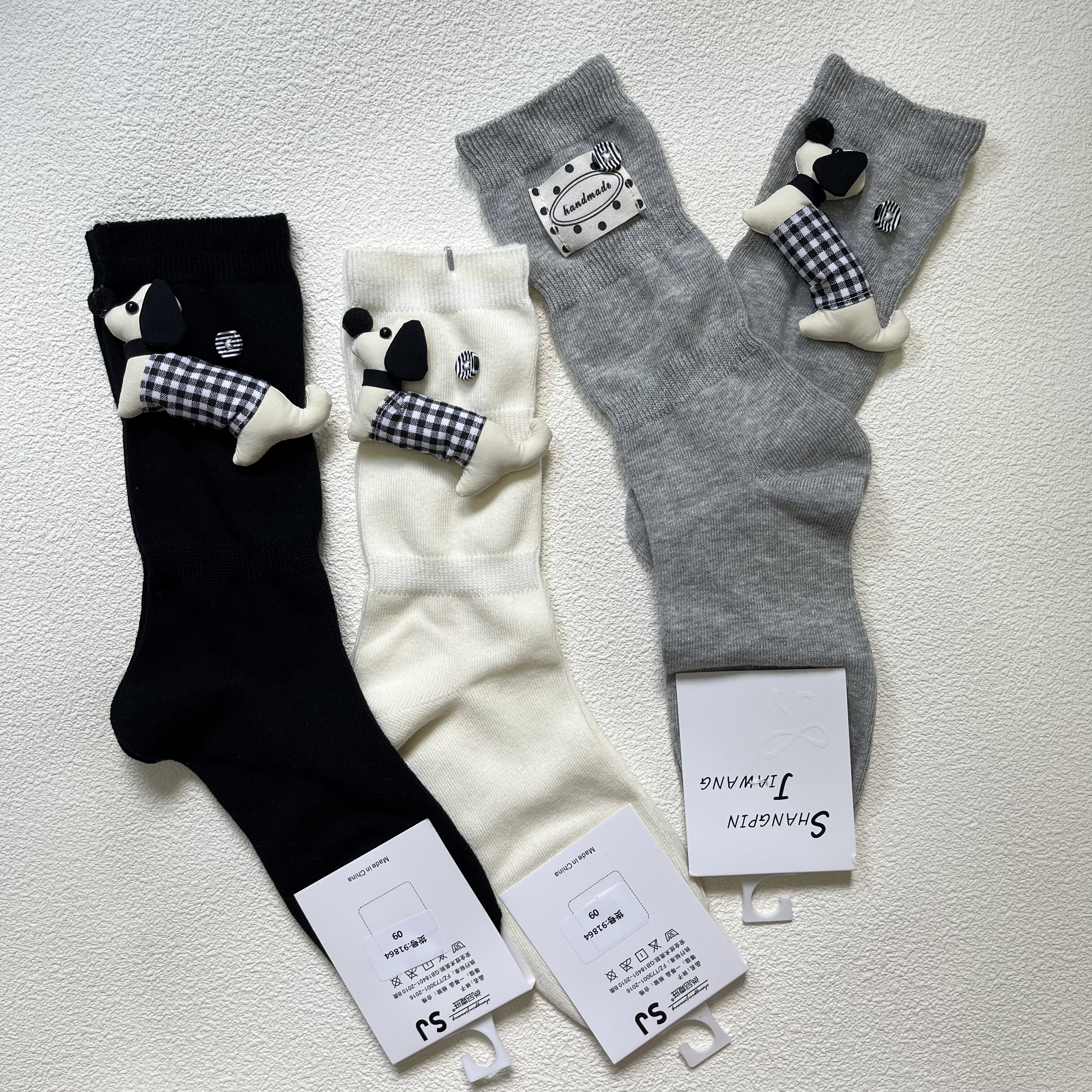 【2双包邮】秋冬新款韩系卡通立体小狗AB面纽扣布标字母中筒袜女