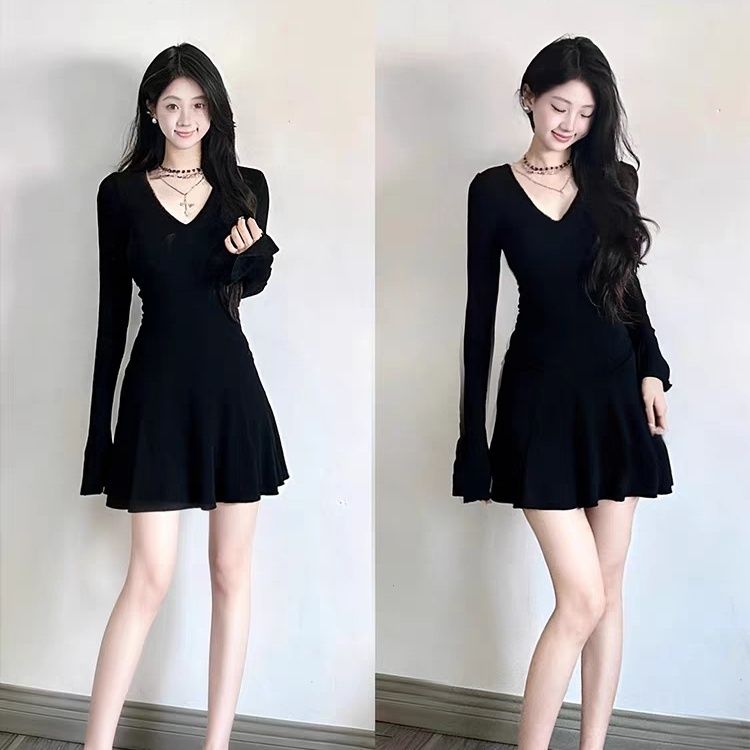辣妹黑色长袖连衣裙女早秋冬季大衣内搭巨好看修身短裙子穿搭