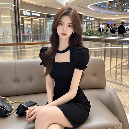 法式赫本风镂空泡泡袖包臀小黑裙女2025夏季气质连衣裙包臀裙
