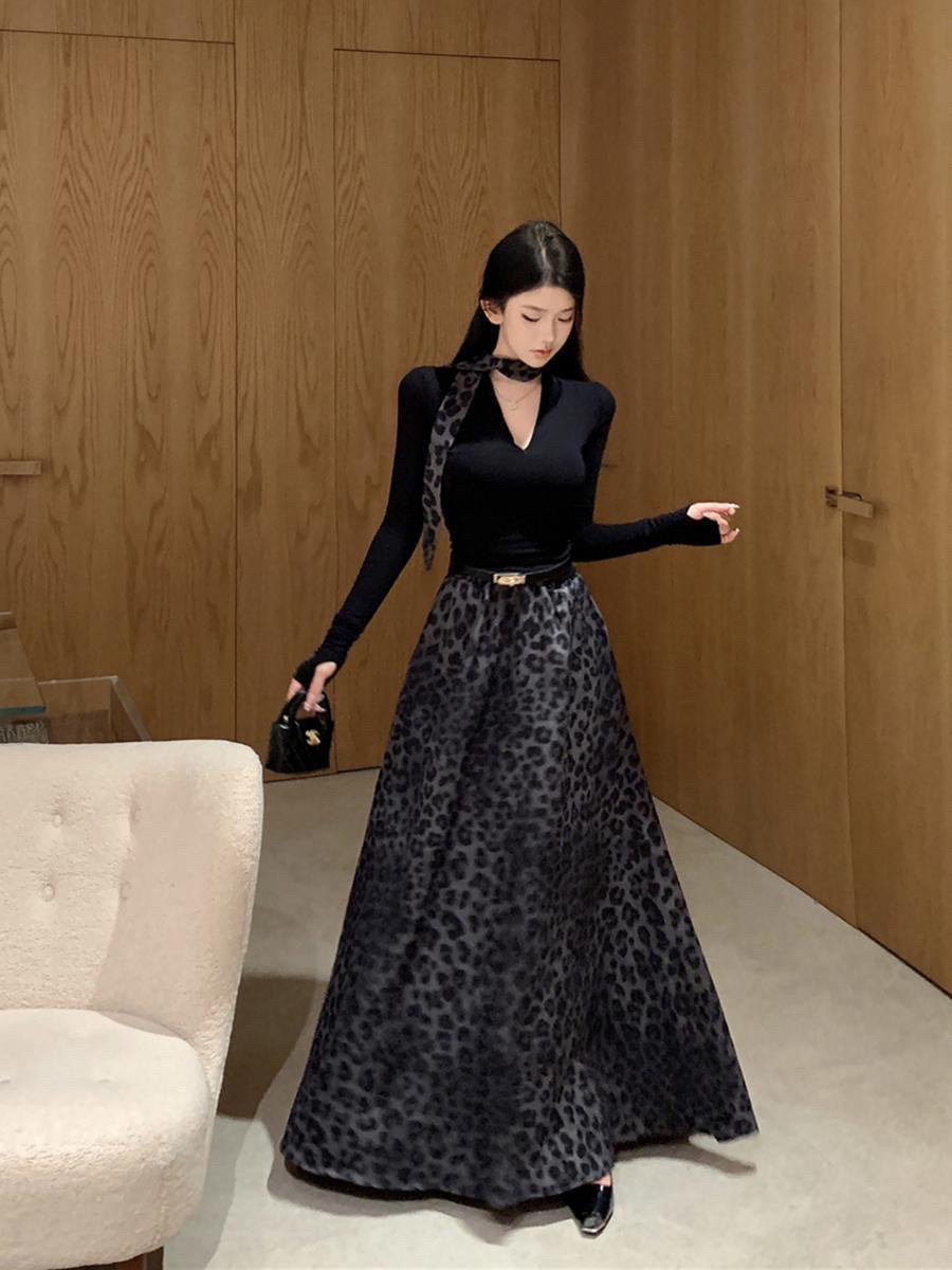 v领修身黑色长袖T恤女秋季修身显瘦打底衫辣妹纯色别致内搭上衣