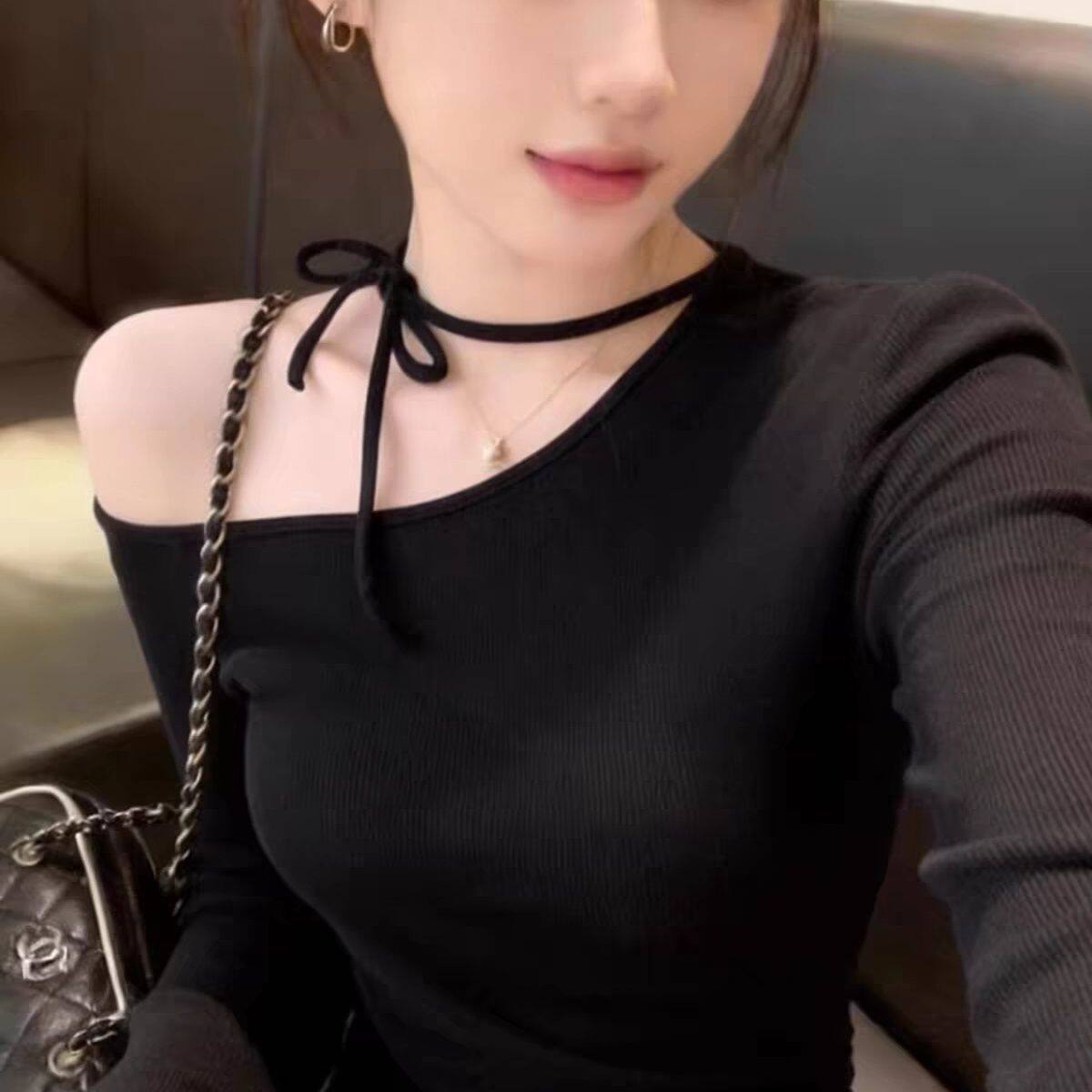 2026年秋季新款绝美巨好看黑色打底衫女斜领露肩T恤修身显瘦上衣