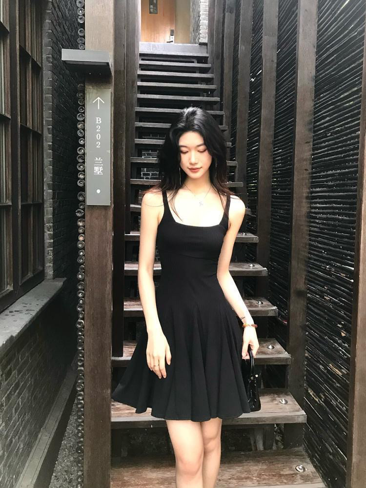 黑色短款吊带连衣裙高级洋气显瘦小香风小黑裙短裙
