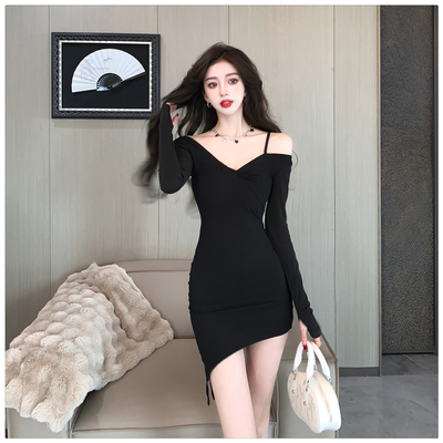 小个子黑色露肩连衣裙女2025年秋冬款修身显瘦不规则性感包臀短裙
