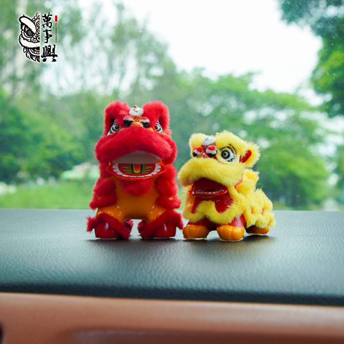 雄狮少年国潮醒狮狮子舞狮汽车车载中控小摆件装饰保平安招财摆件