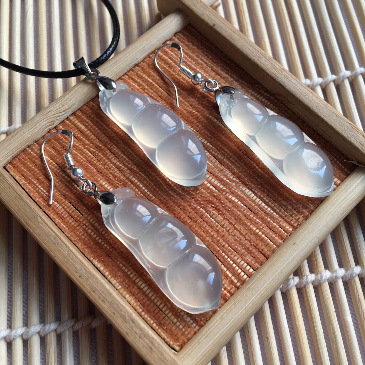 天然岫玉冰透四季豆吊坠