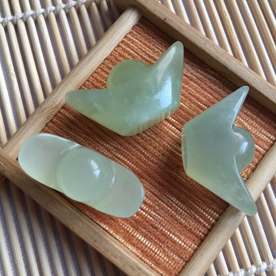 小元宝冰透绿色手把件天然岫玉