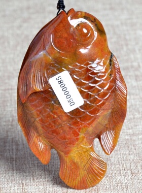 俏色玛瑙寓意年年有余附证书吊坠