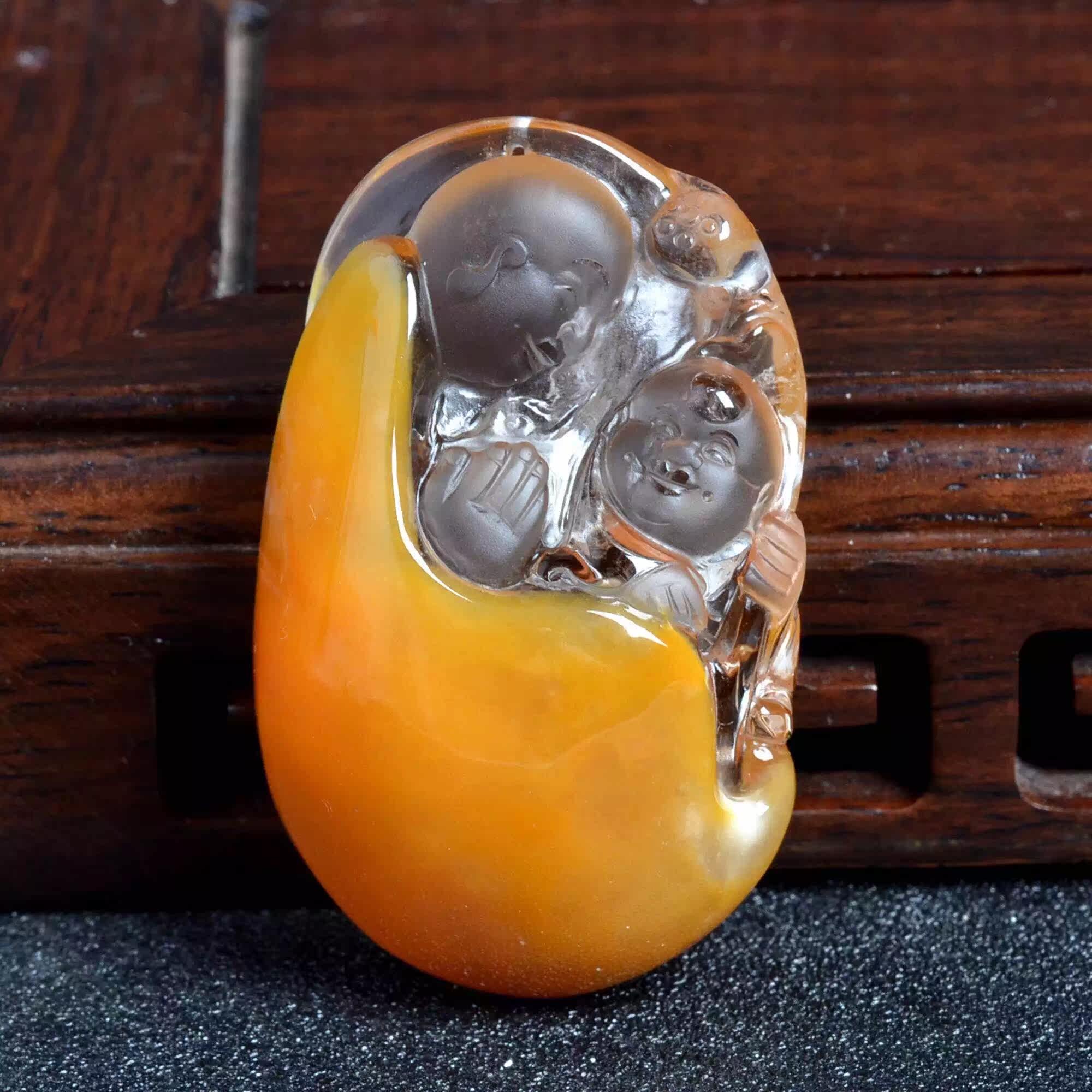 收藏品天然水晶苏工精雕刻黄兔毛童子拜佛吊坠深浮雕大牌项坠俏色