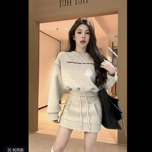 2026早秋新款辣妹风显瘦燕麦格雷卫衣搭配短裙套装女