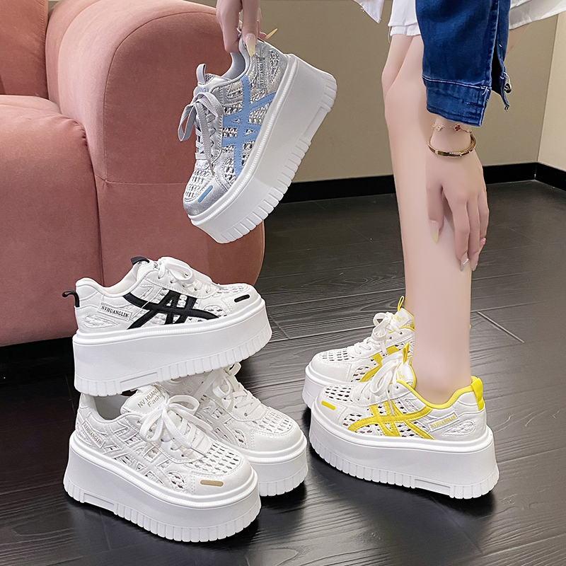 轻便厚底板鞋女超火2025