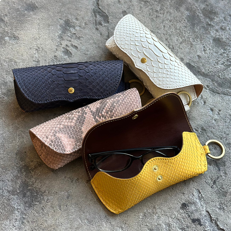 官方代理日本KC,s 天然蟒蛇皮配牛皮男女休闲时尚带挂环眼镜盒