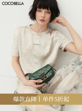 COCOBELLA光泽感缎面压褶字母T恤女夏宽松休闲圆领短袖上衣TS632