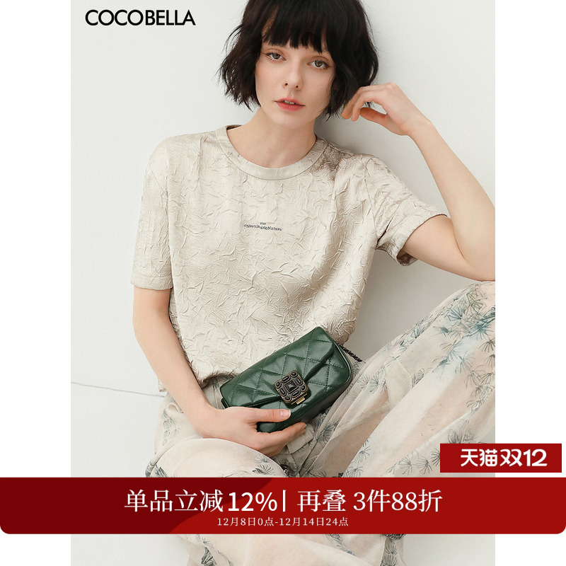 COCOBELLA缎面压褶字母T恤