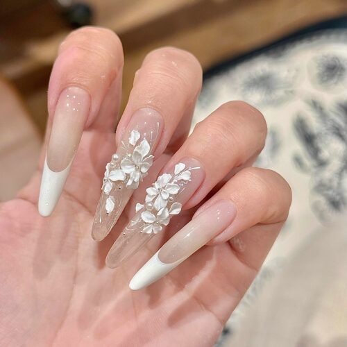 手工定制新娘穿戴甲可拆卸新娘婚纱白色法式立体雕花中长订婚美甲