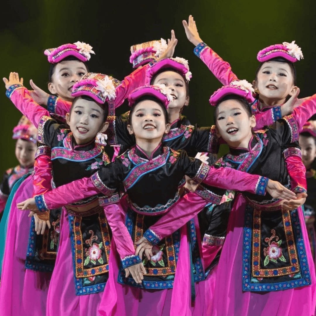 第十一届小荷风采表演服小手绣花献给党儿童民族演出服瑶族彝族