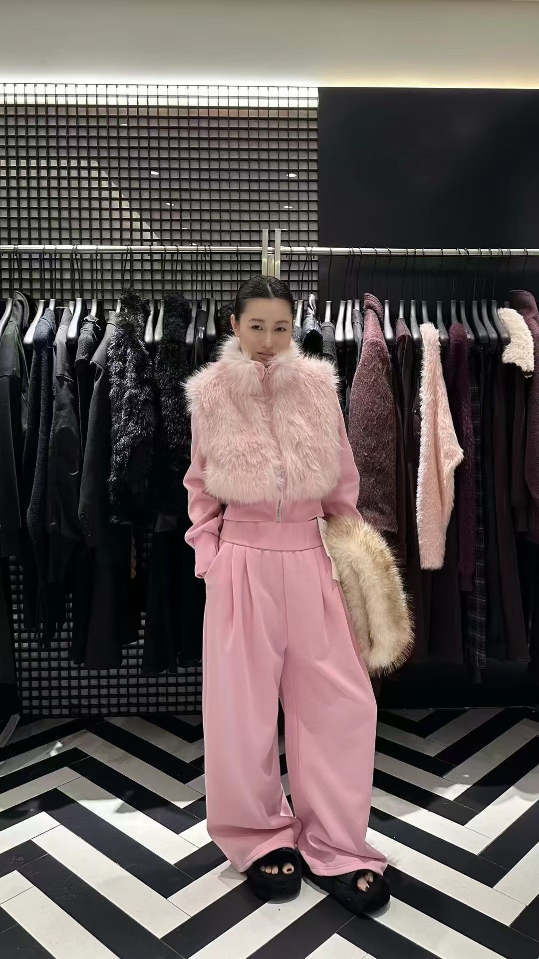 韩系冬季新款设计感毛毛拼接卫衣外套加绒阔腿卫裤加厚两件套女